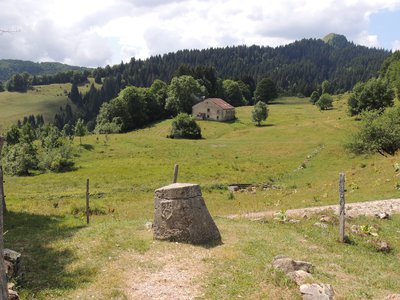 Borne au Lion à Magras