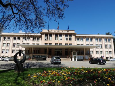 Les anciennes thermes devenues l'Hôtel de Ville