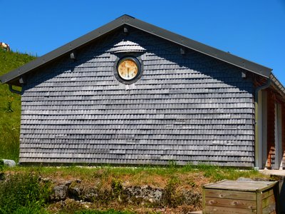 Façade en tavaillons et horloge