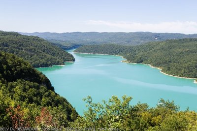 Vue sur le lac de Vouglans