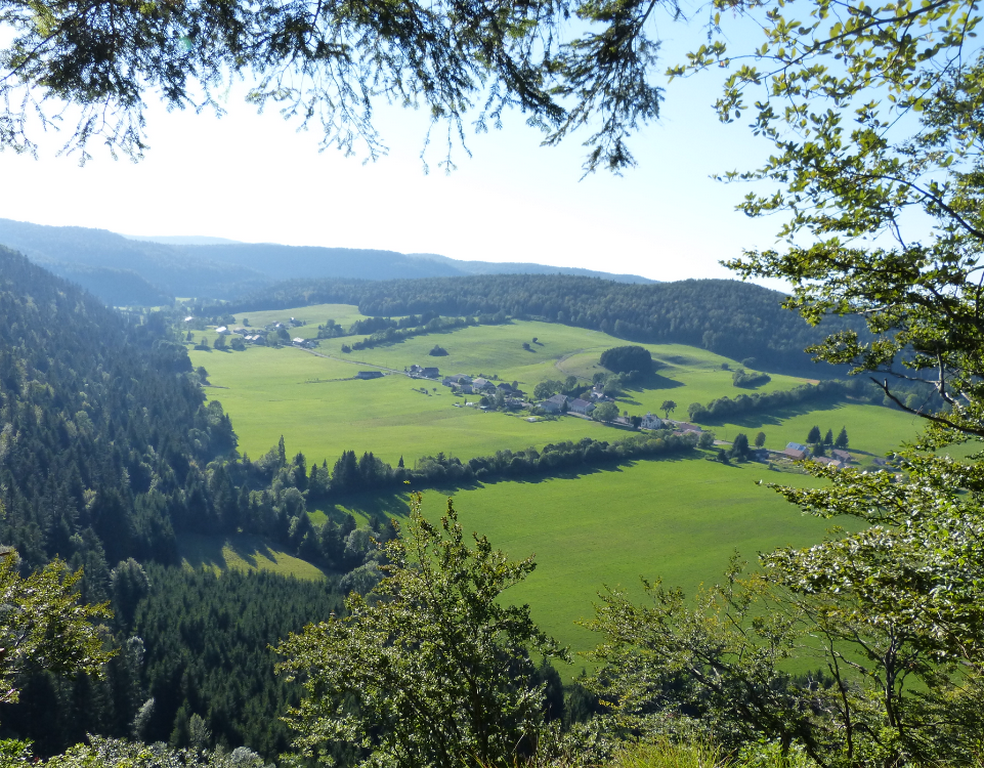 Vue sur Entre Deux Monts (PNRHJ /G.PROST)